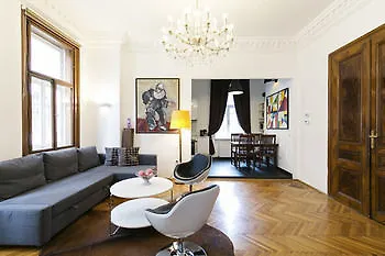 7Th Heaven Vienna Center Apartments